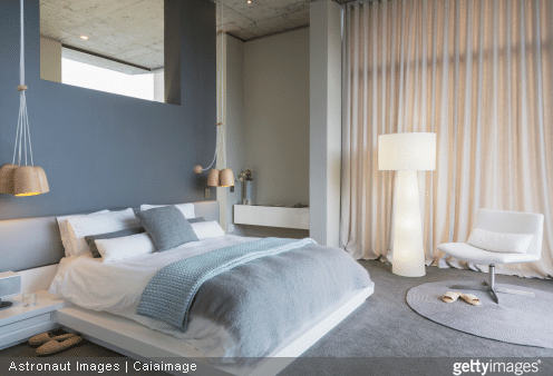 Des voilages sur mesure et un éclairage indirect permettent de donner un style design à votre chambre.