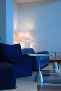Déco moderne : accorder la couleur du lampadaire à celle des murs