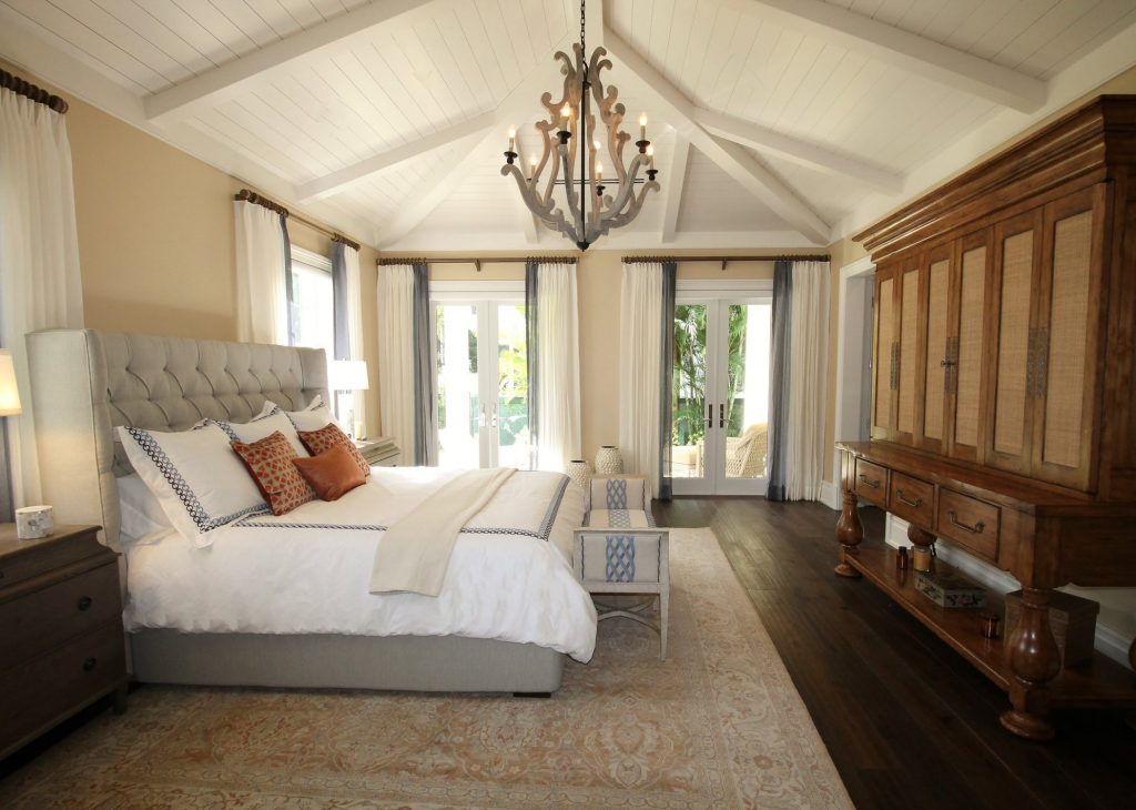 Lustre en bois dans la chambre d'une villa en bord de mer